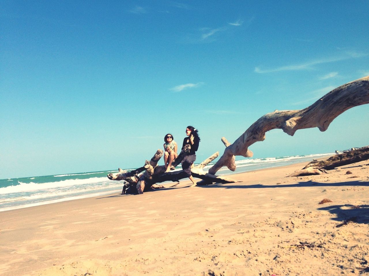 beach, sand, leisure activity, sea, lifestyles, shore, vacations, men, water, sky, full length, horizon over water, enjoyment, togetherness, nature, tranquility, sunlight