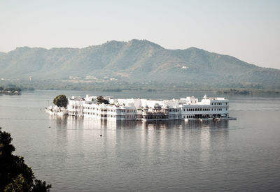 Scenic view of lake pichola, udaipur city, indian state of rajasthan, against clear sky