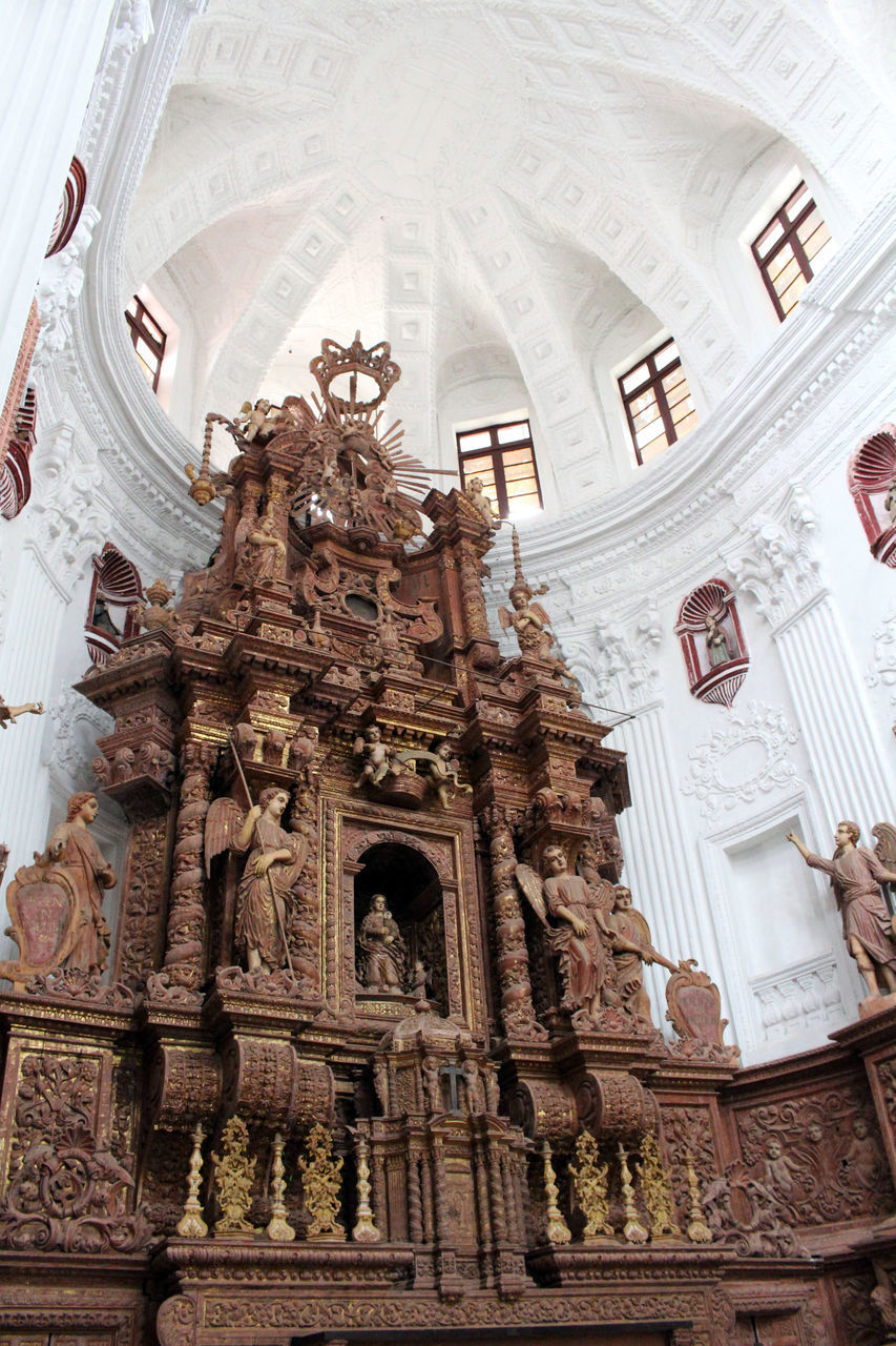 LOW ANGLE VIEW OF STATUES ON BUILDING