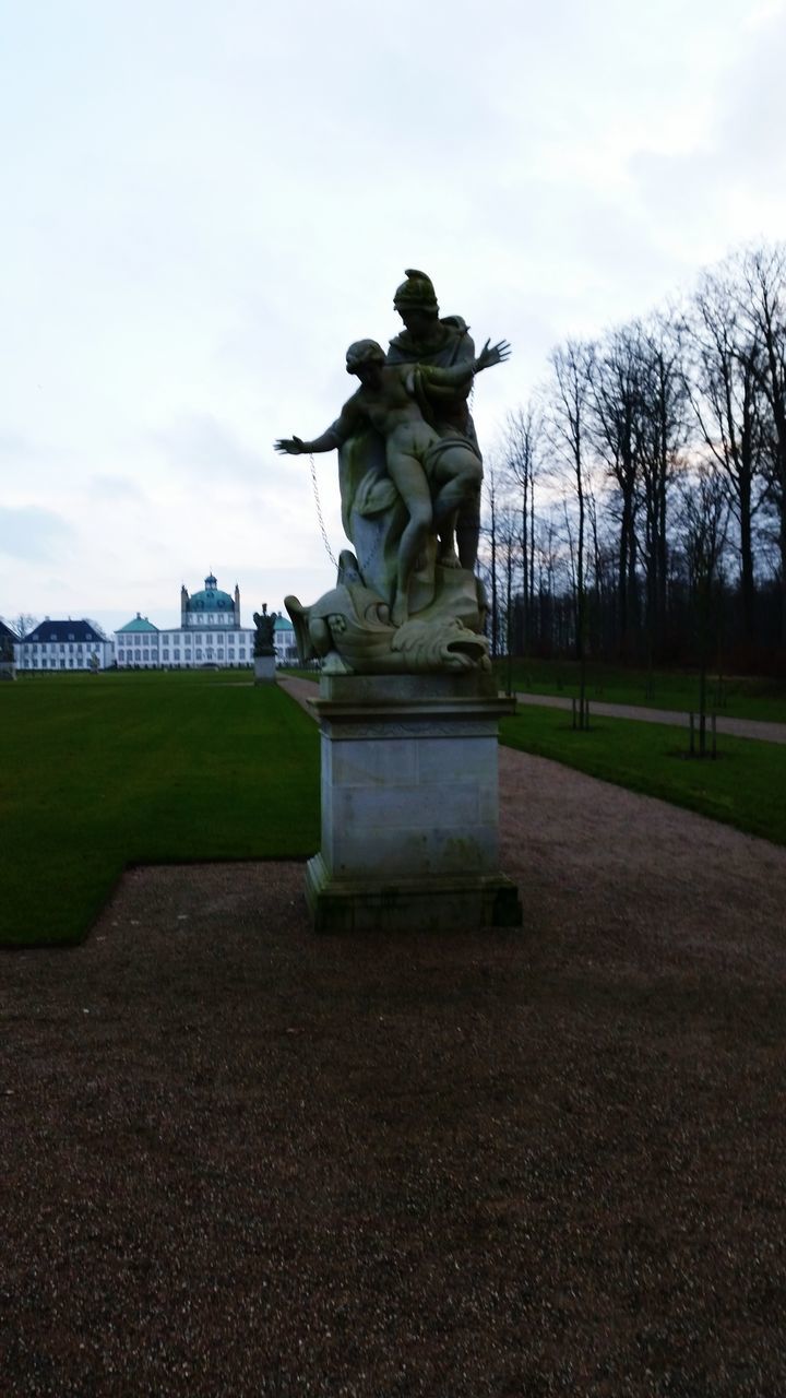 statue, sculpture, human representation, art, art and craft, creativity, sky, grass, tree, memorial, park - man made space, animal representation, monument, built structure, architecture, fountain, craft, day