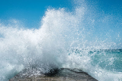 Waves splashing in sea