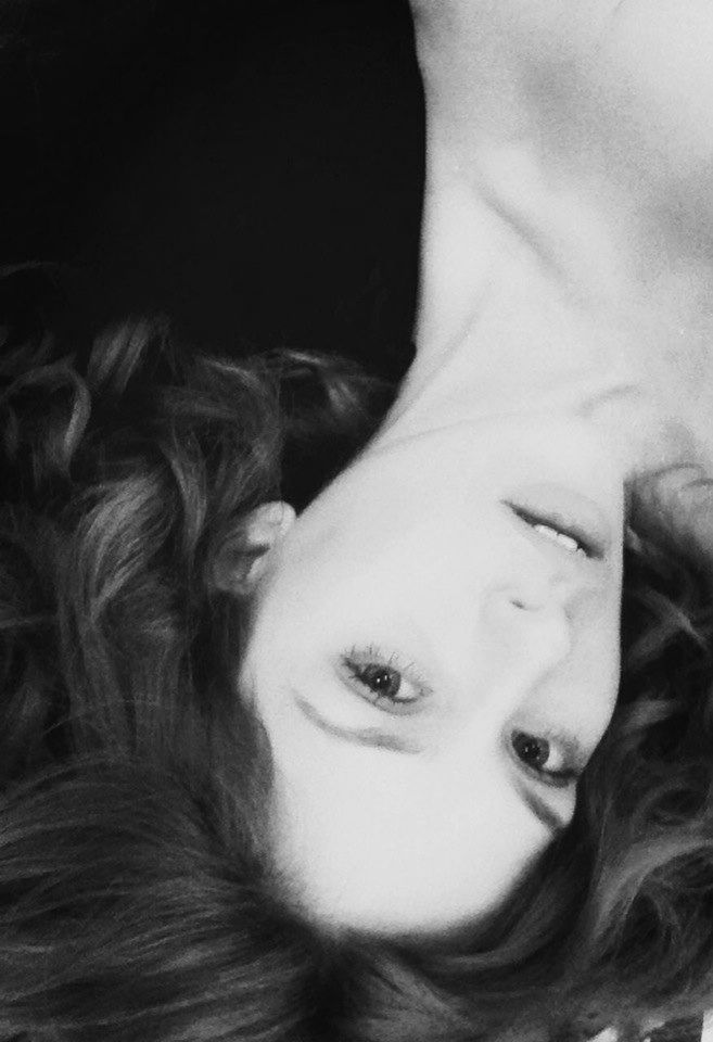 CLOSE-UP PORTRAIT OF WOMAN LYING DOWN