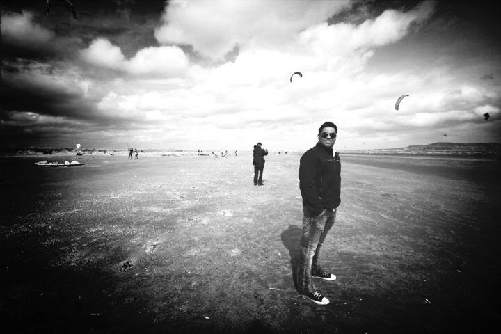 beach, sky, sea, full length, lifestyles, leisure activity, cloud - sky, shore, horizon over water, sand, water, cloudy, walking, vacations, rear view, childhood, boys, cloud, person