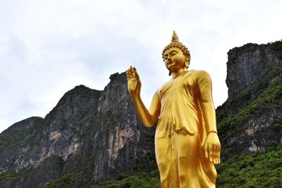 Statue of buddha against mountain