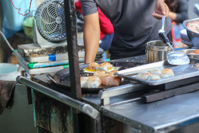 The original chive cake of the tieu people sold for more than 40 years at xa tay market vietnam