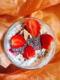 Strawberry yoghurt overnight oats