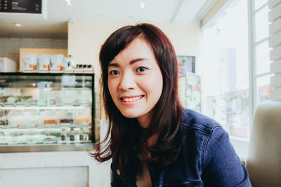 Portrait of smiling woman in cafe