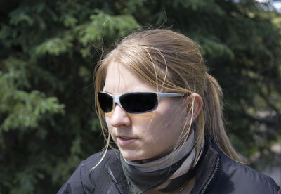 Close-up of young woman wearing eyeglasses