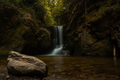 Geroldsauer wasserfall im schwarzwald deutschland mit einem stein im vordergrund 