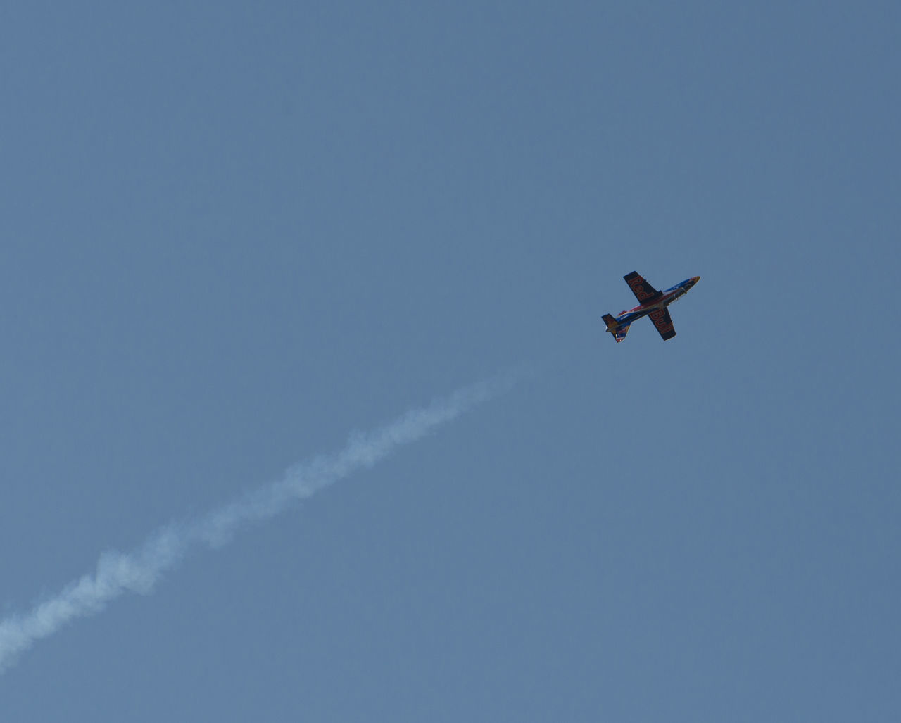 LOW ANGLE VIEW OF AIRPLANE FLYING AGAINST CLEAR SKY