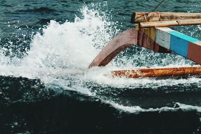 Waves splashing in sea