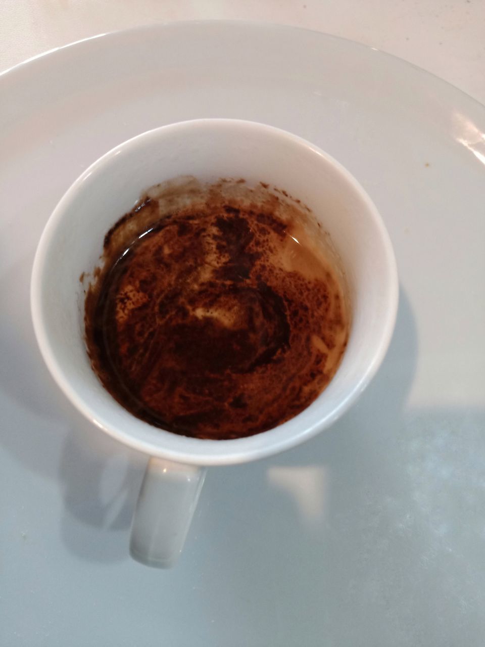 HIGH ANGLE VIEW OF COFFEE IN CUP