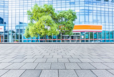 Surface level of footpath by building in city