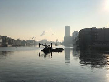 Berlin oberbaum spree in morning fog