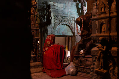Statue of statues in building