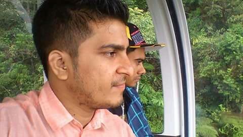 lifestyles, headshot, person, leisure activity, young adult, young men, holding, close-up, portrait, human face, looking at camera, head and shoulders, focus on foreground, front view, tree