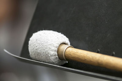 Before the rehearsal the percussionist rests the mallet