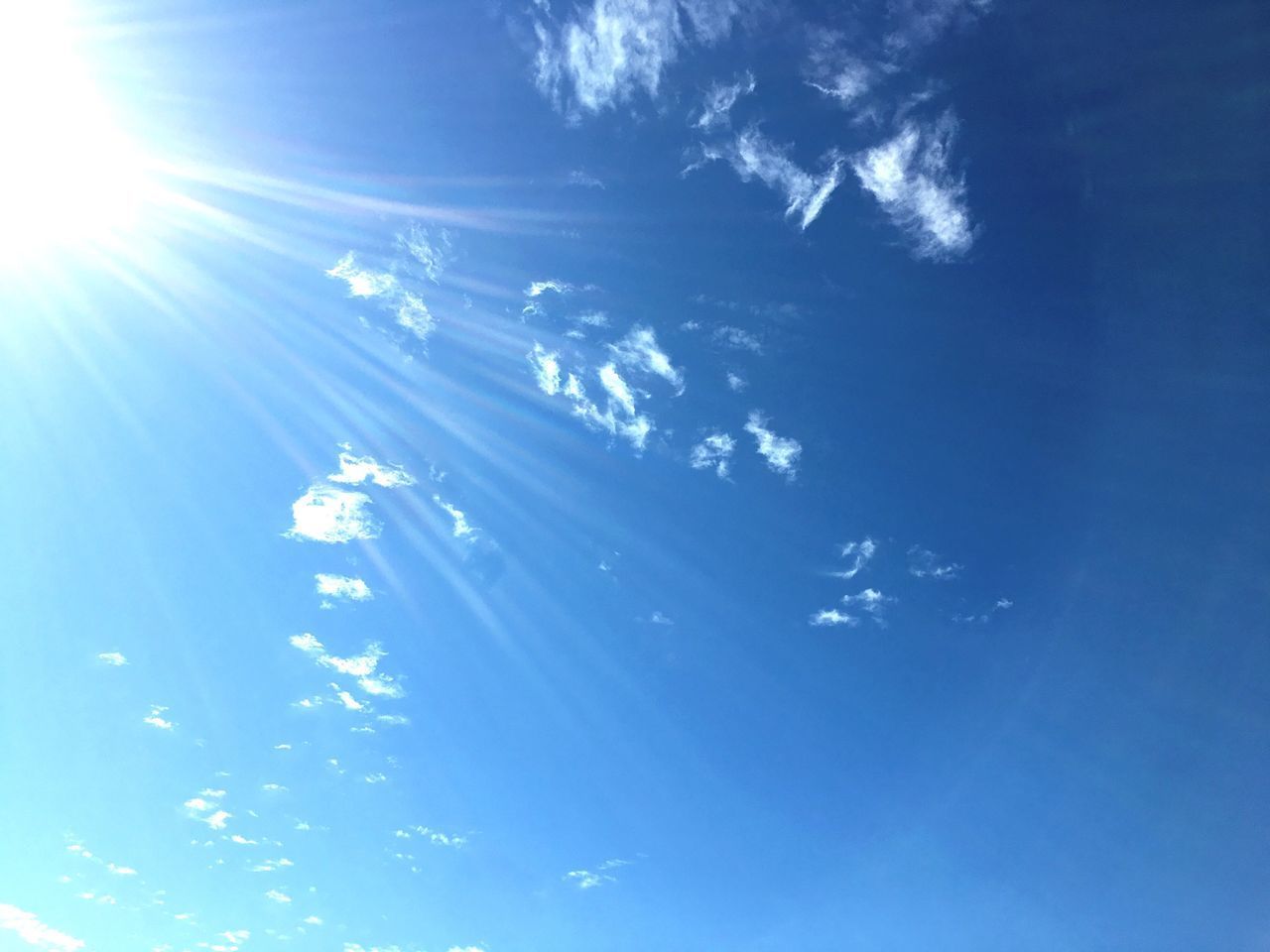 LOW ANGLE VIEW OF BRIGHT SUN IN SKY