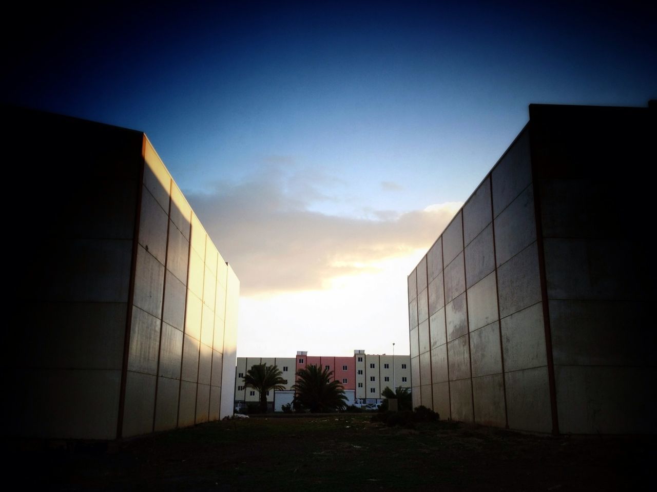 building exterior, architecture, built structure, sky, sunset, building, cloud - sky, residential structure, residential building, house, city, outdoors, dusk, no people, cloud, copy space, exterior, low angle view, window, sunlight