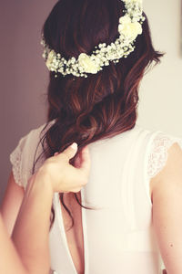 Cropped hand of woman adjusting bride hair