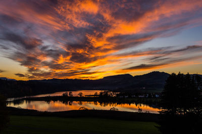 Sonnenuntergang über dem niedersonthofener see im allgäu 