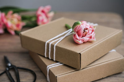 Kraft gift boxes decorated with flowers. gift wrapping idea