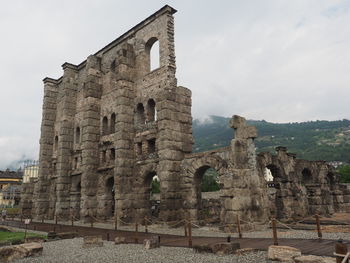 Old ruins of building against sky