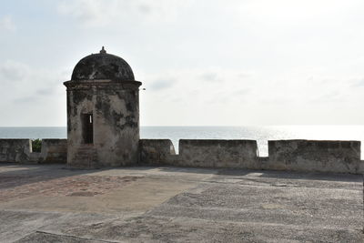 Castle by sea against sky