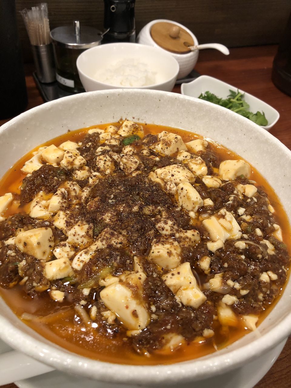 HIGH ANGLE VIEW OF SOUP SERVED IN BOWL ON TABLE