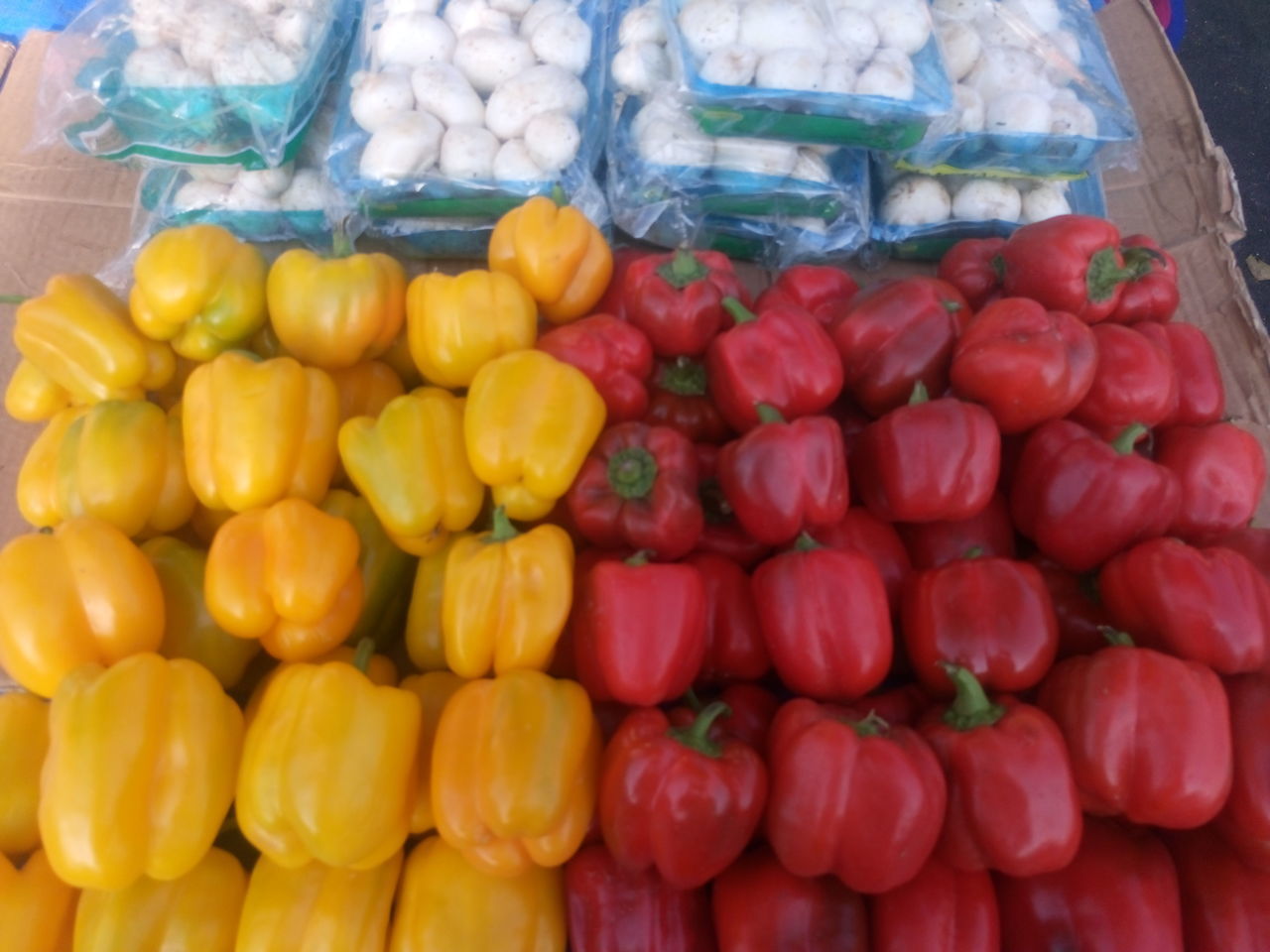 HIGH ANGLE VIEW OF BELL PEPPERS FOR SALE IN MARKET