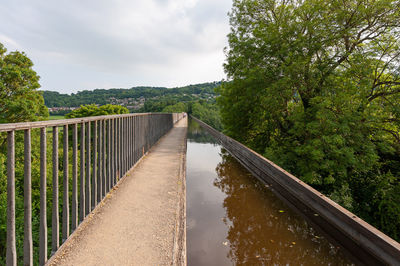 Pontcysyllte aqueduct, carries the llangollen canal waters across the river dee in wales