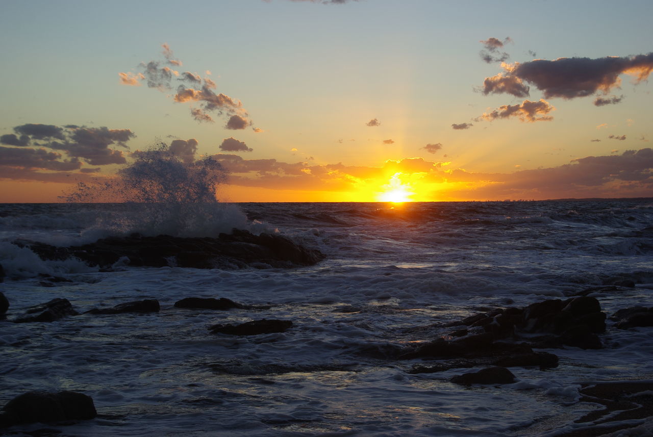 SCENIC VIEW OF SEA AGAINST SUNSET SKY