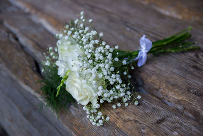 Close-up of white rose bouquet on table