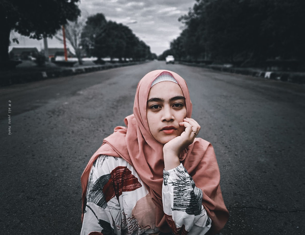 PORTRAIT OF BEAUTIFUL WOMAN ON ROAD IN CITY