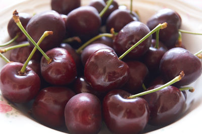 Close-up of grapes in bowl
