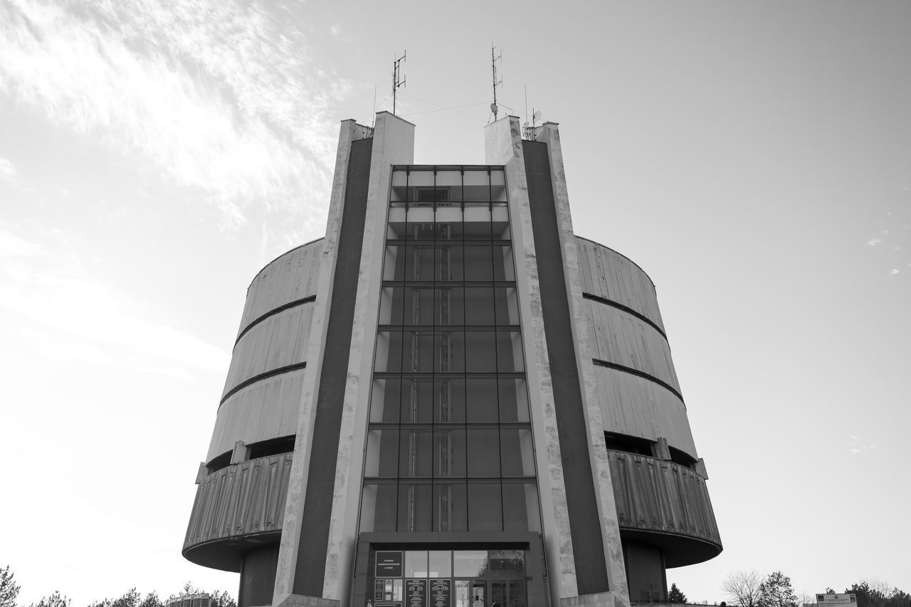 LOW ANGLE VIEW OF BUILDING AGAINST SKY IN CITY