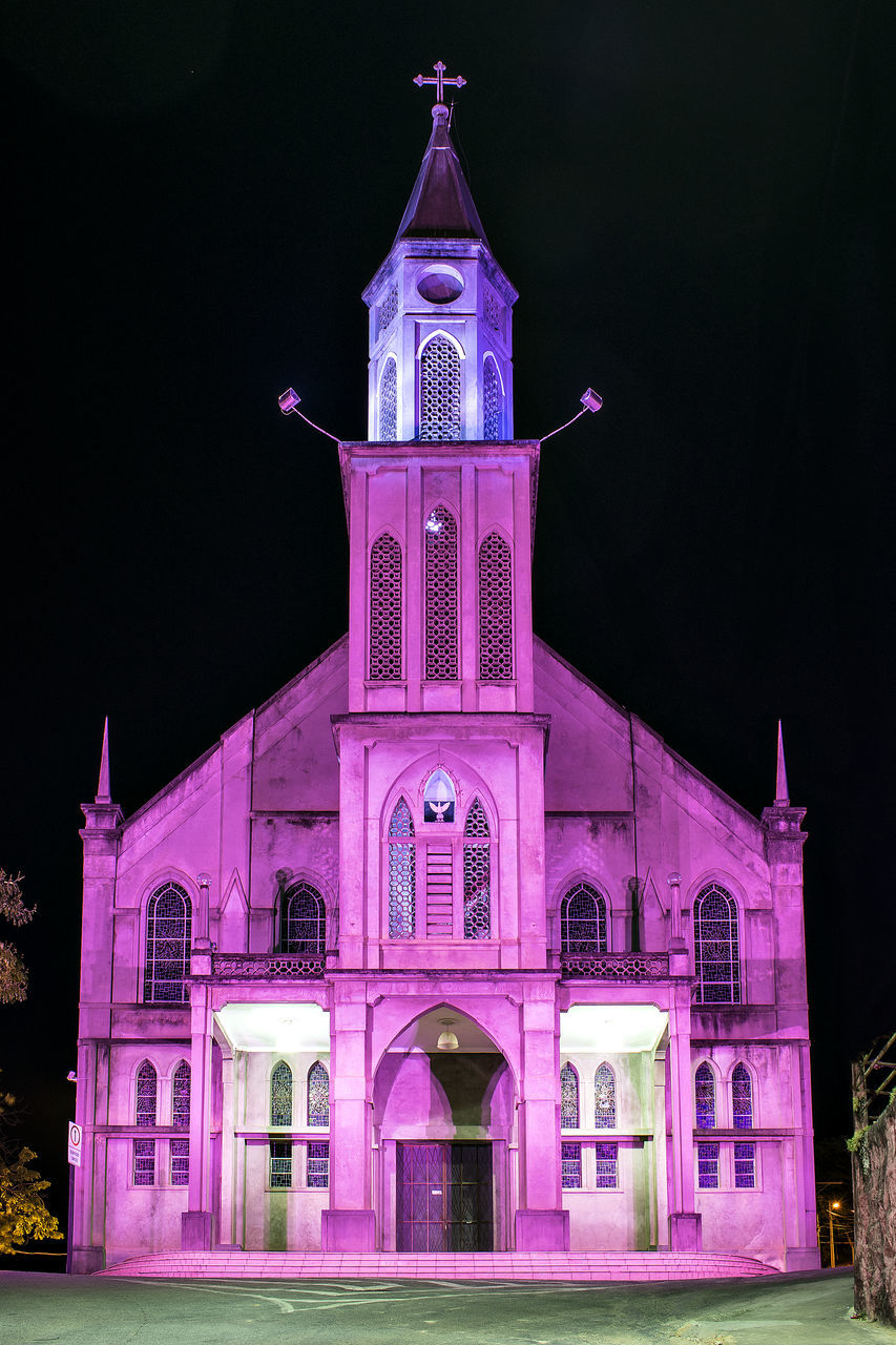 VIEW OF ILLUMINATED BUILDING AT NIGHT