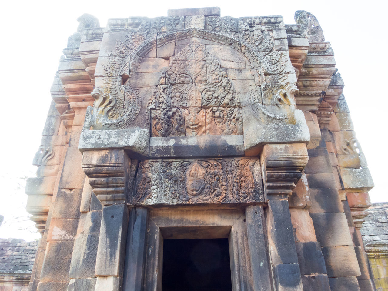 LOW ANGLE VIEW OF STATUES ON BUILDING