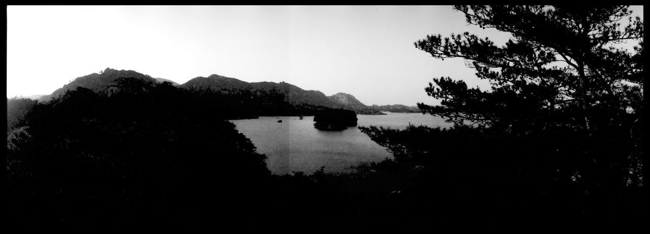 SCENIC VIEW OF LAKE BY MOUNTAIN AGAINST SKY