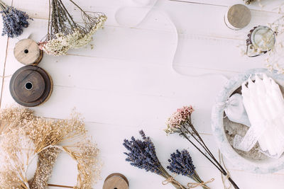 Hands of a florist woman at work. dry compositions of flowers and plants for the interior