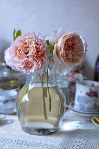 Close-up of rose bouquet in glass vase on table