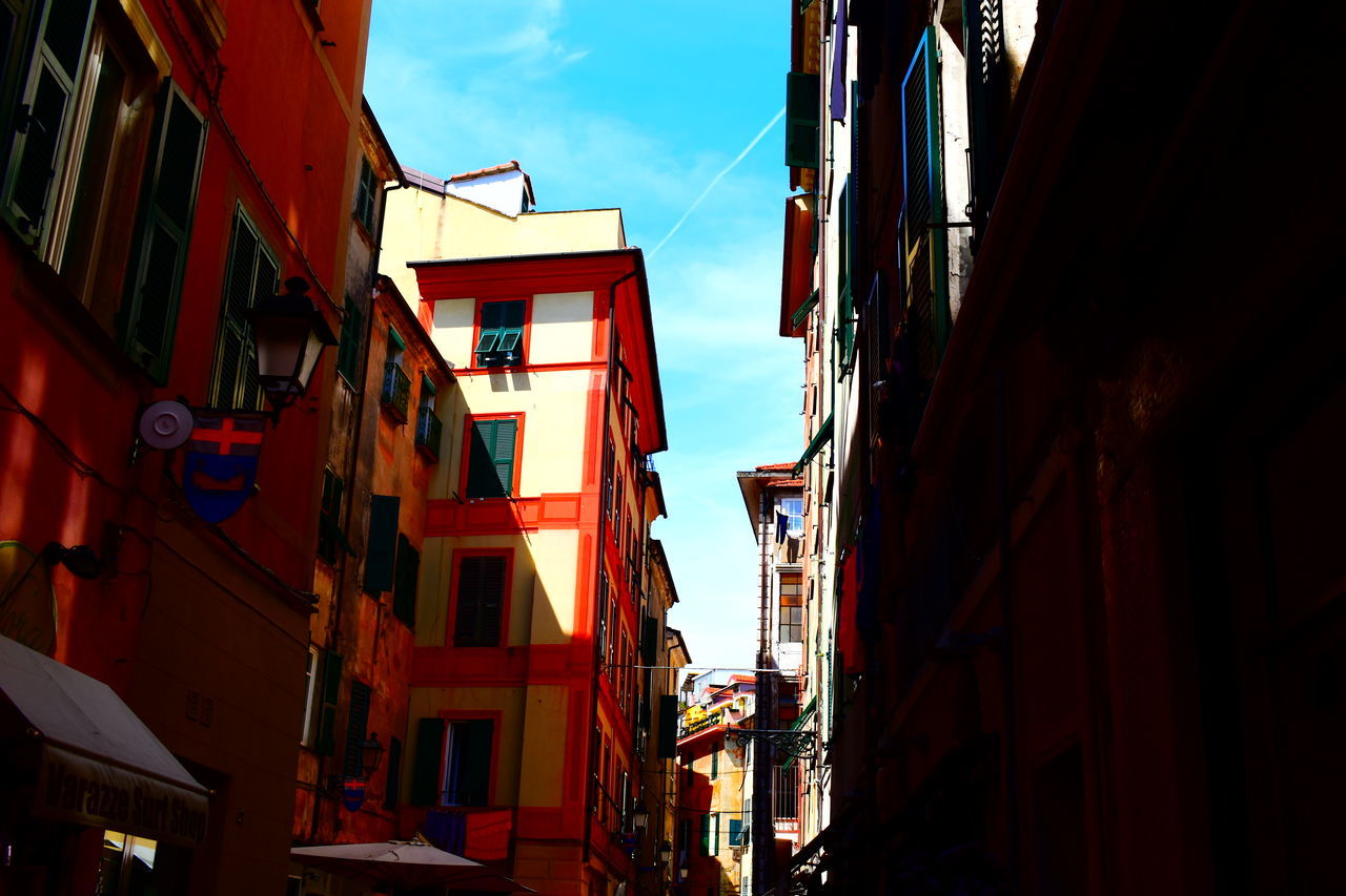 LOW ANGLE VIEW OF BUILDINGS AGAINST SKY