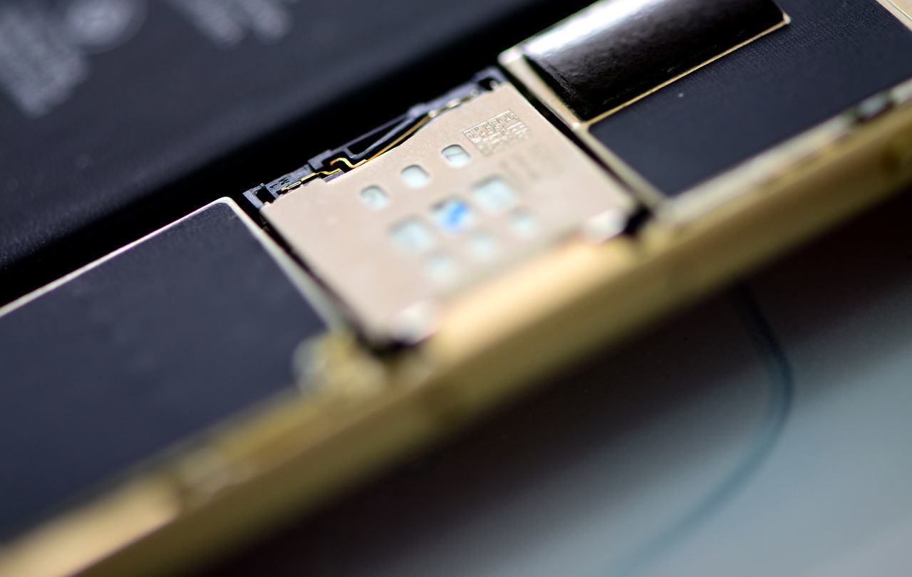 HIGH ANGLE VIEW OF LAPTOP ON TABLE