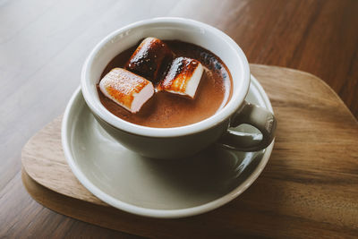 Hot chocolate with marshmallows in pastel mug.