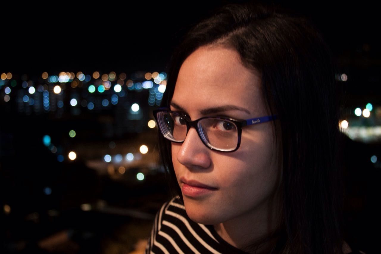 CLOSE-UP PORTRAIT OF YOUNG WOMAN IN HAIR