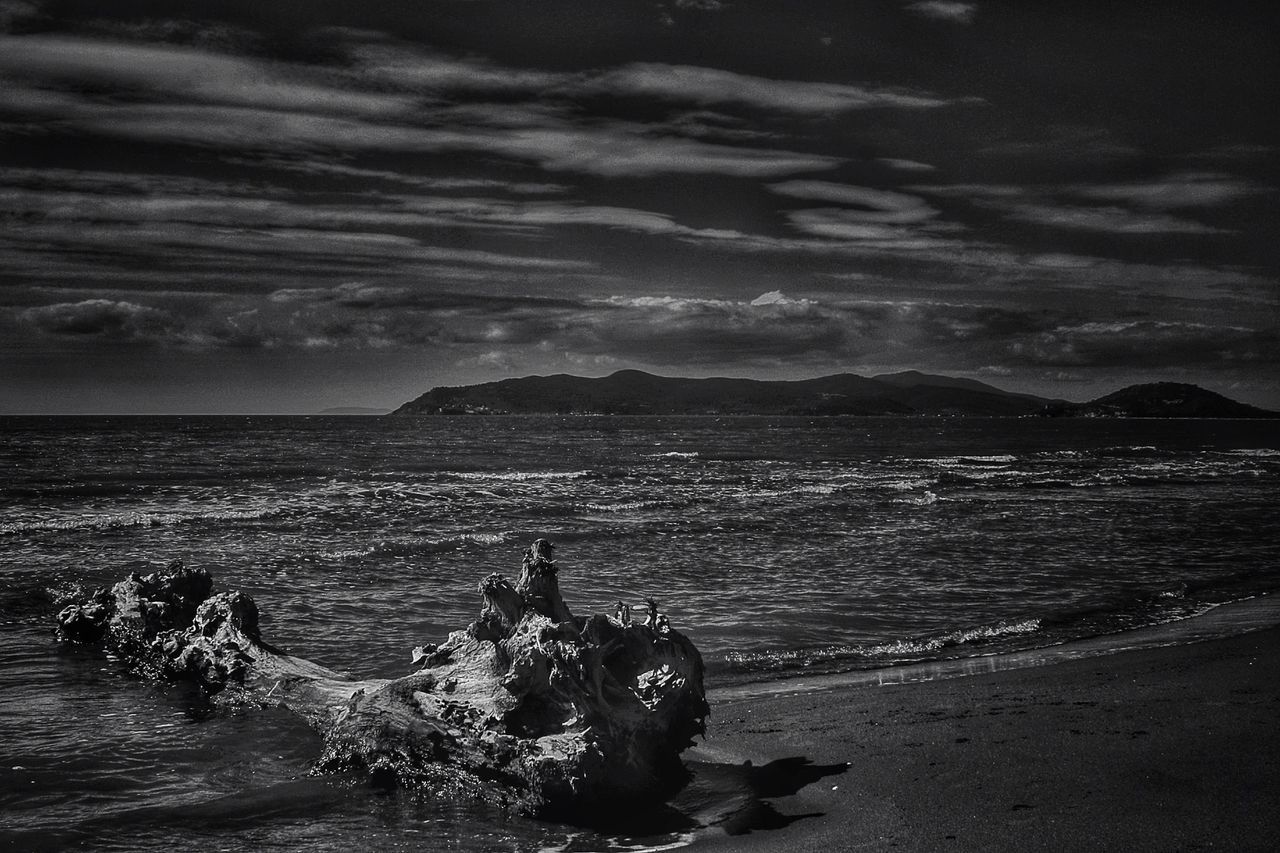 sea, water, sky, horizon over water, beach, cloud - sky, shore, scenics, tranquil scene, leisure activity, tranquility, lifestyles, beauty in nature, nature, cloud, cloudy, men, sand