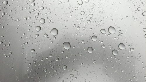 Close-up pictures of water droplets on the glass