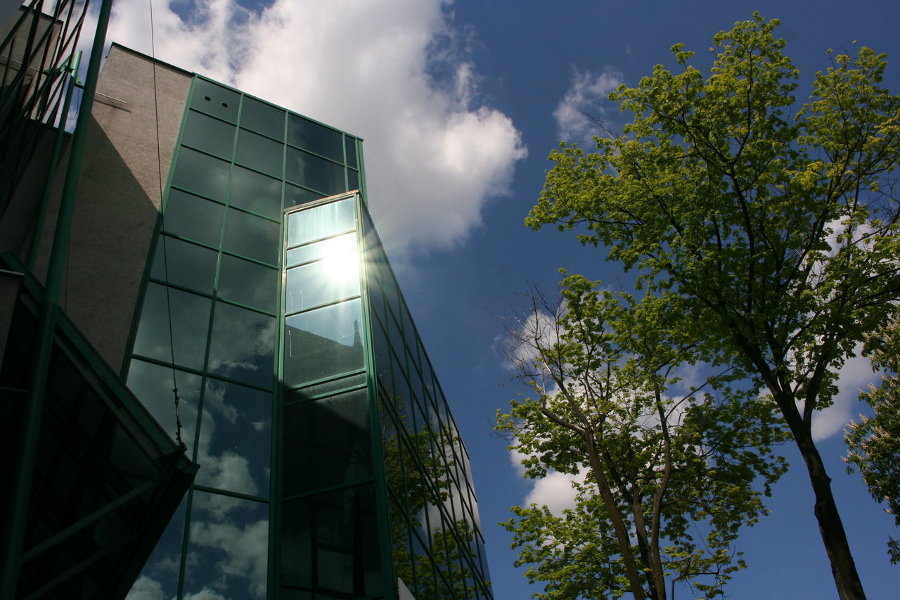 LOW ANGLE VIEW OF MODERN BUILDING AGAINST SKY