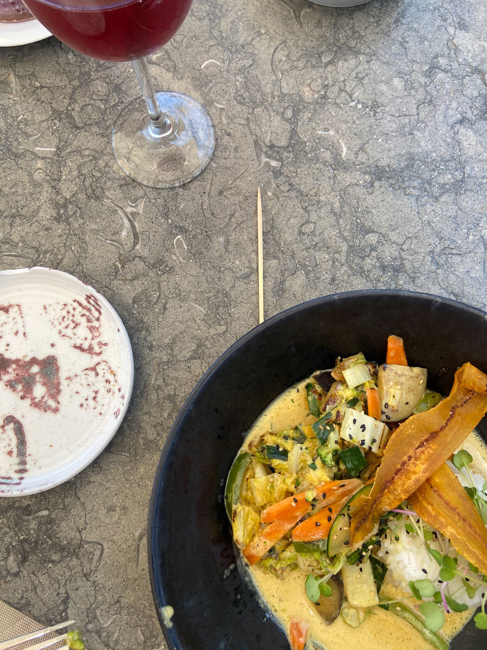 HIGH ANGLE VIEW OF FOOD IN BOWL