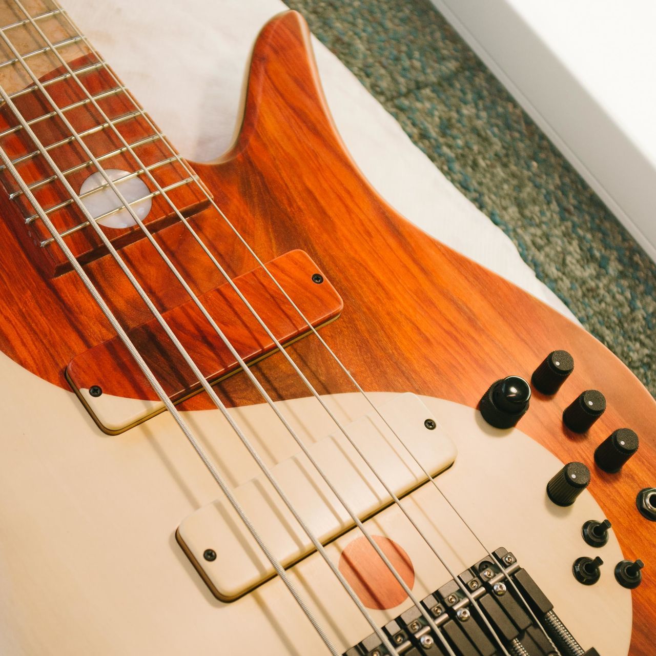 high angle view, indoors, wood - material, musical instrument, table, still life, music, close-up, guitar, arts culture and entertainment, musical equipment, directly above, preparation, musical instrument string, food and drink, no people, brown, wooden, wood, part of